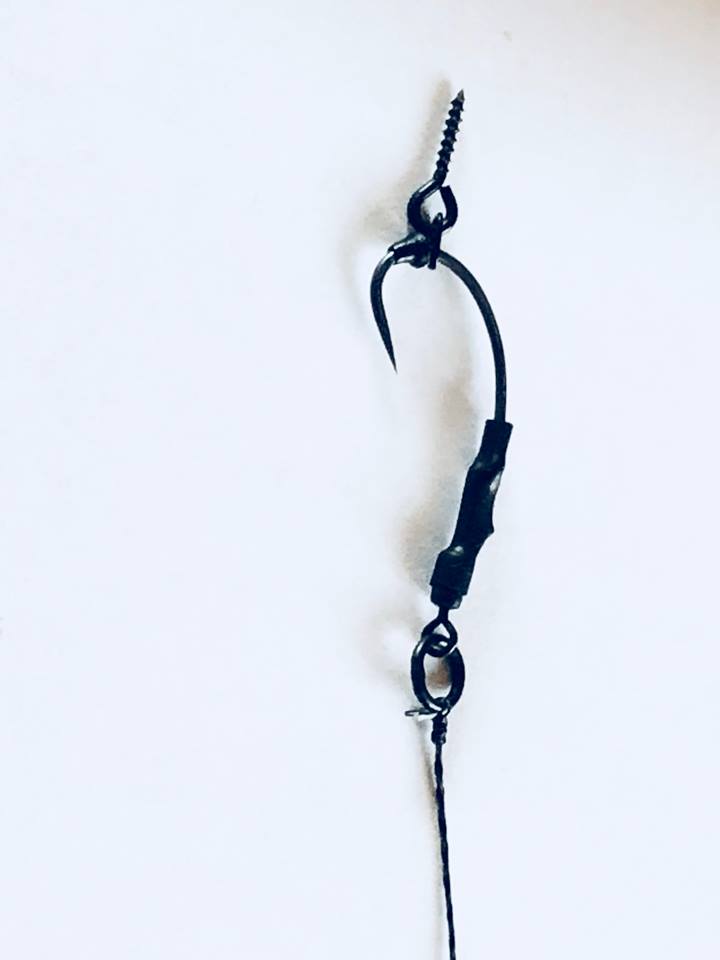 PACK OF 20 ALL BLACK RONNIE RIGS ON CURVED SHANK HOOKS